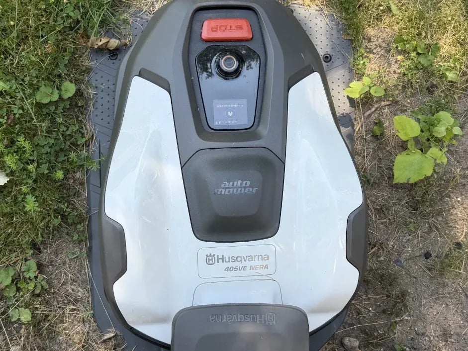 husqvarna-405ve-nera-i-laddstation-edited-600x450.webp