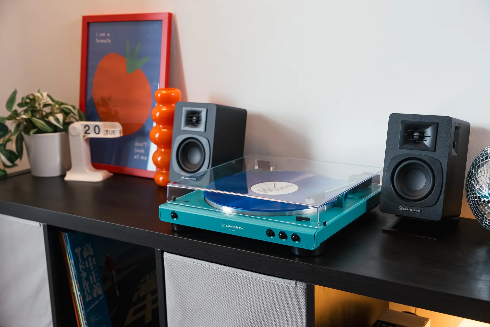 Audio-Technica sätter färg på vinyllyssningen med en ny version av AT-LP60XBT i Teal-utförande