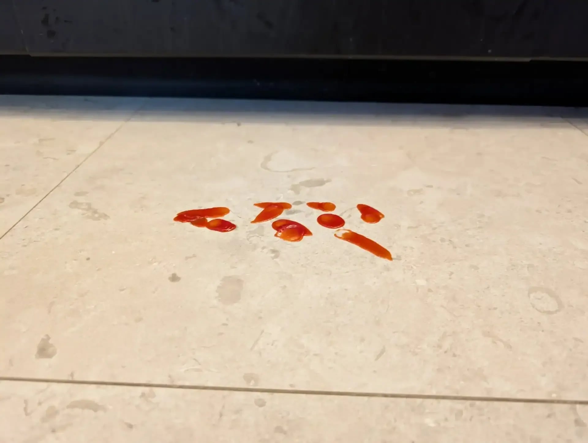ketchupfläckar på stengolv