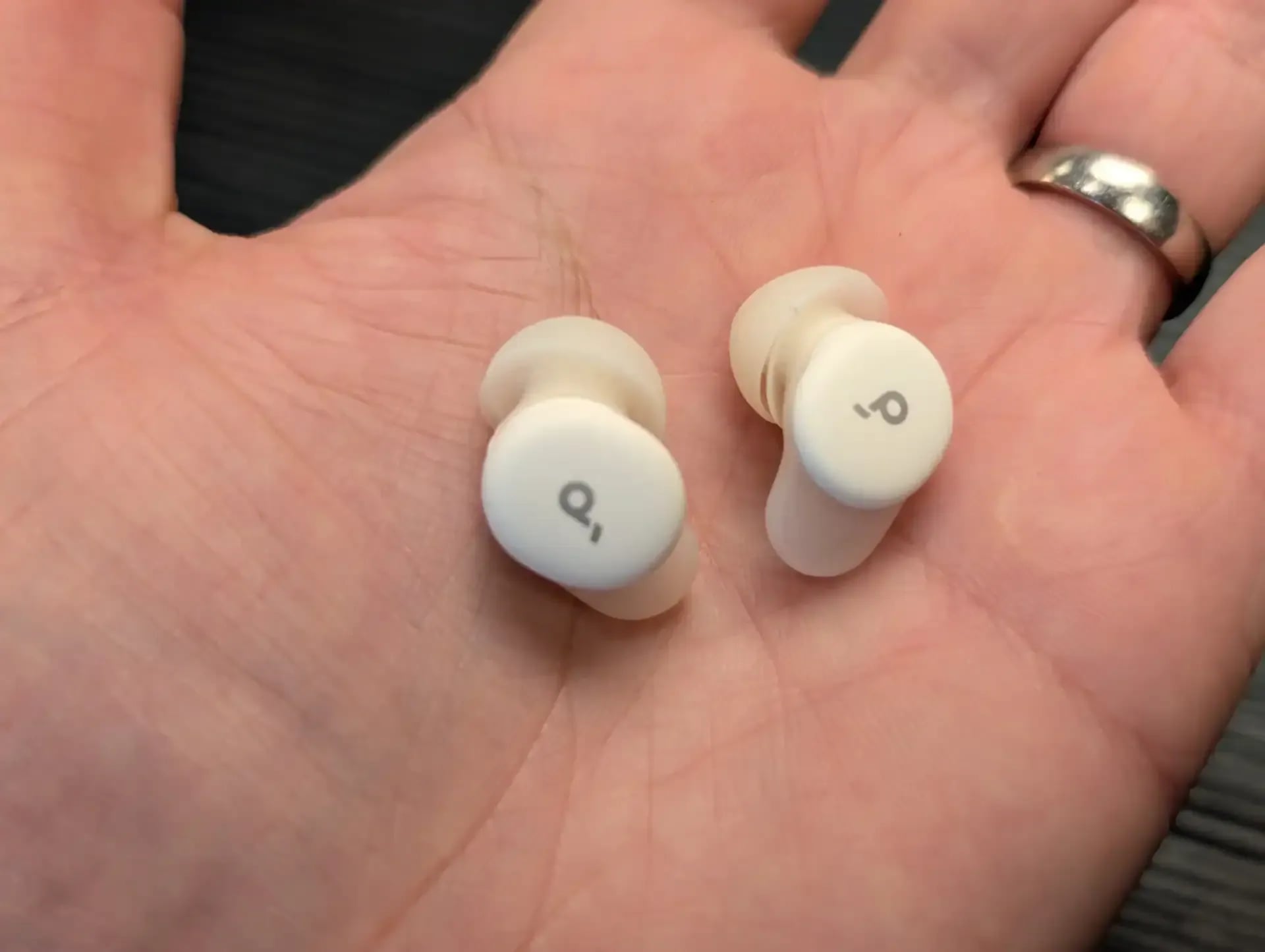 annker soundcore sleep a30 i en hand