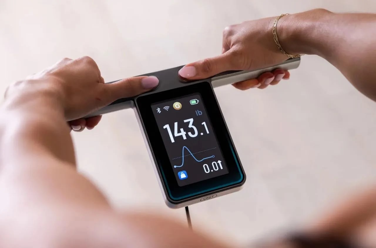 Wyze flyttar skärmen till handtaget på vågen Ultra BodyScan Plus