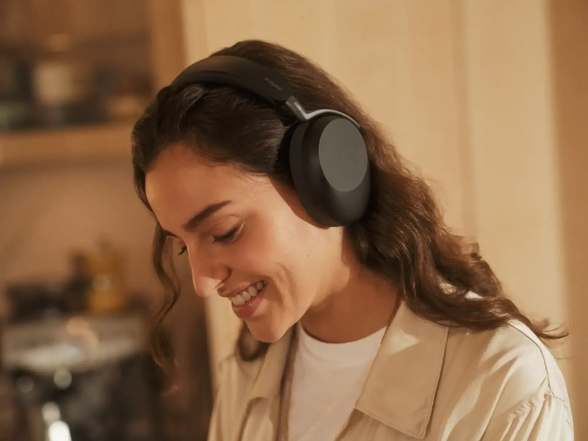 Jabra-Evolve3-85-Home-Female-3-Large-RGB-600x450.webp