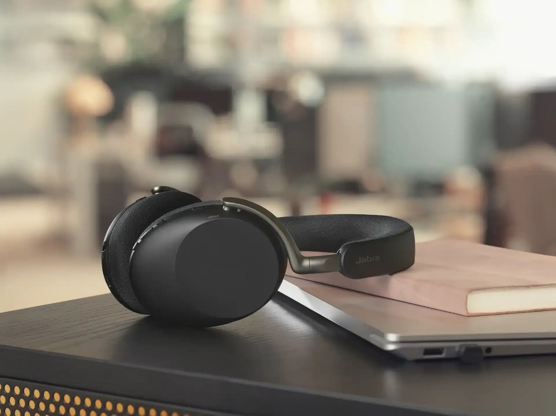 Jabra-Evolve3-85-UC-Office-Lying-Large-RGB-600x449.webp