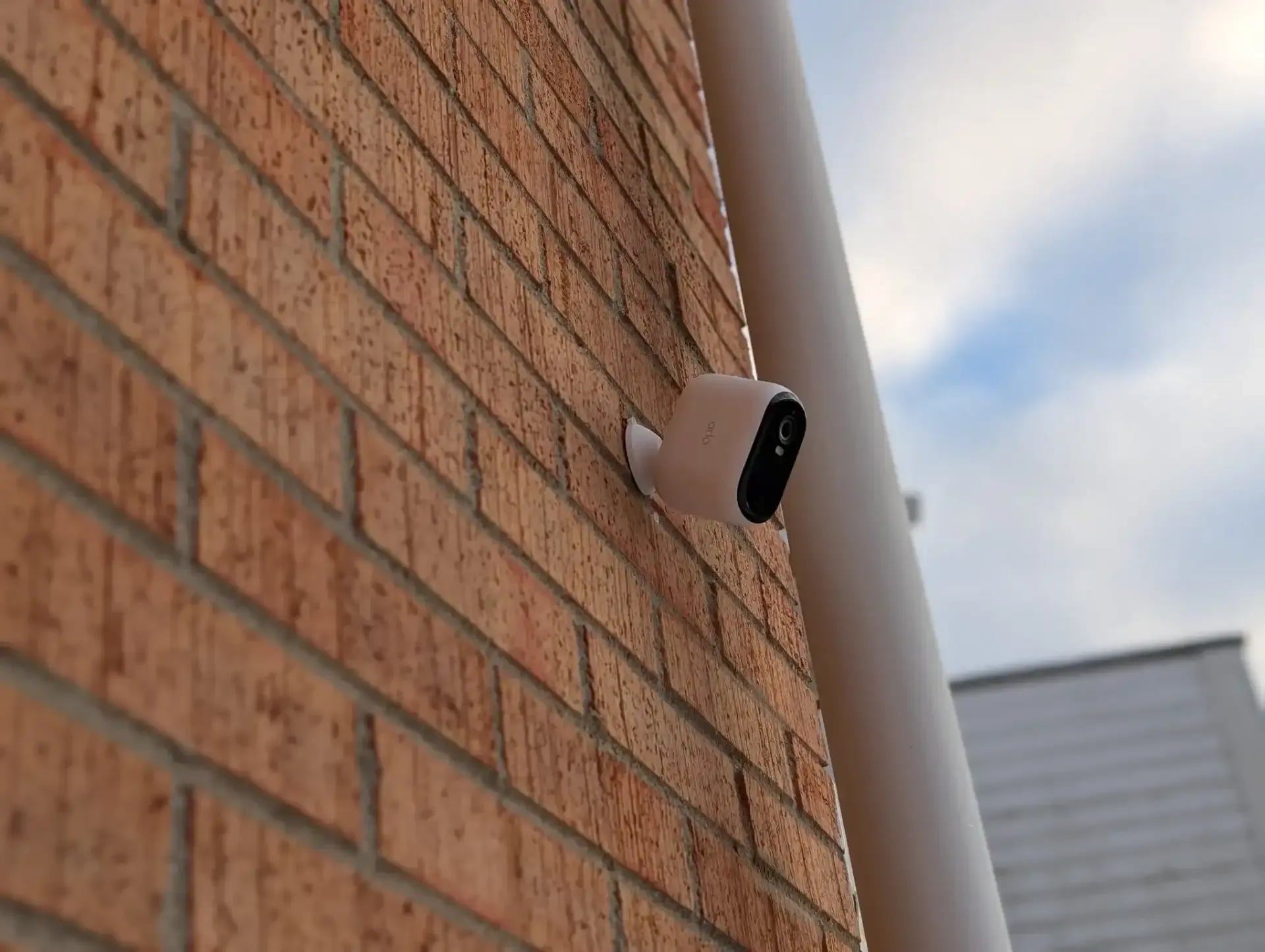 arlo-3-xl-fran-sidan-600x452.webp