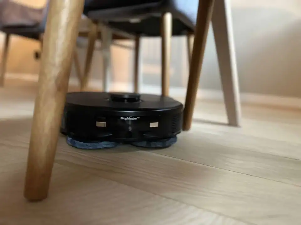 eufy x10 pro under ett matbord
