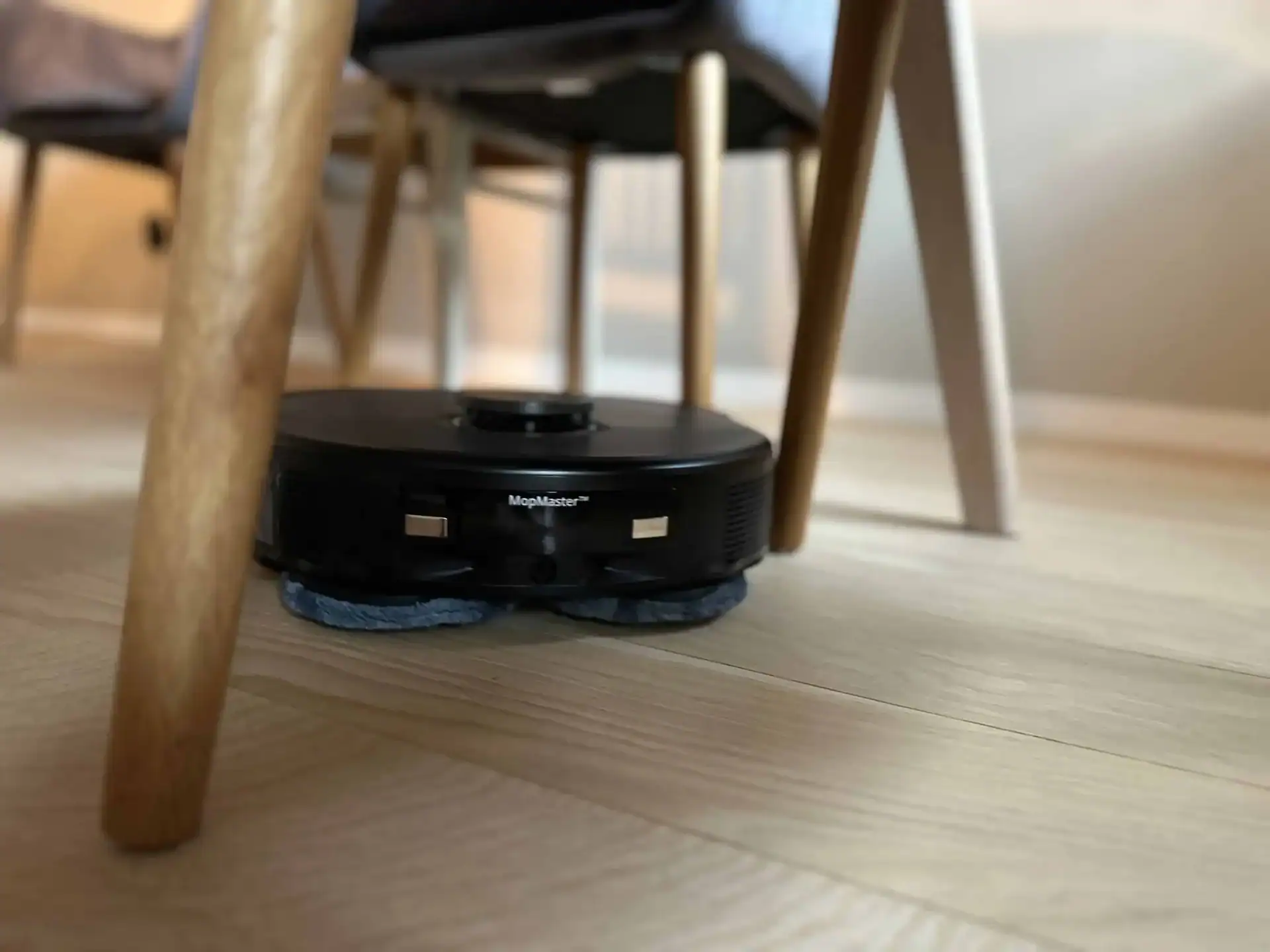 eufy x10 pro under ett matbord