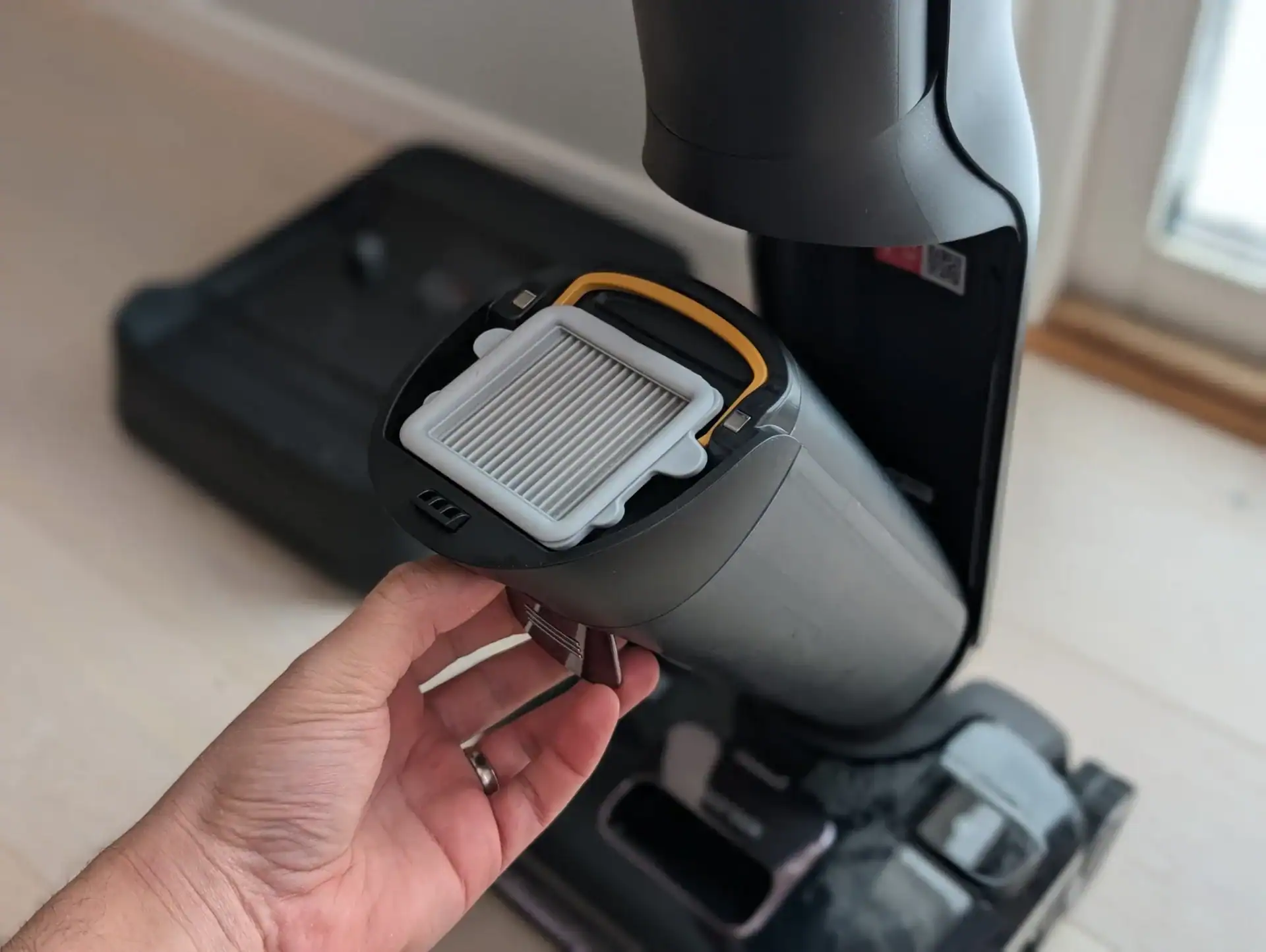Högkvalitativt filterbyte på robotdammsugare för optimal dammuppsamling.