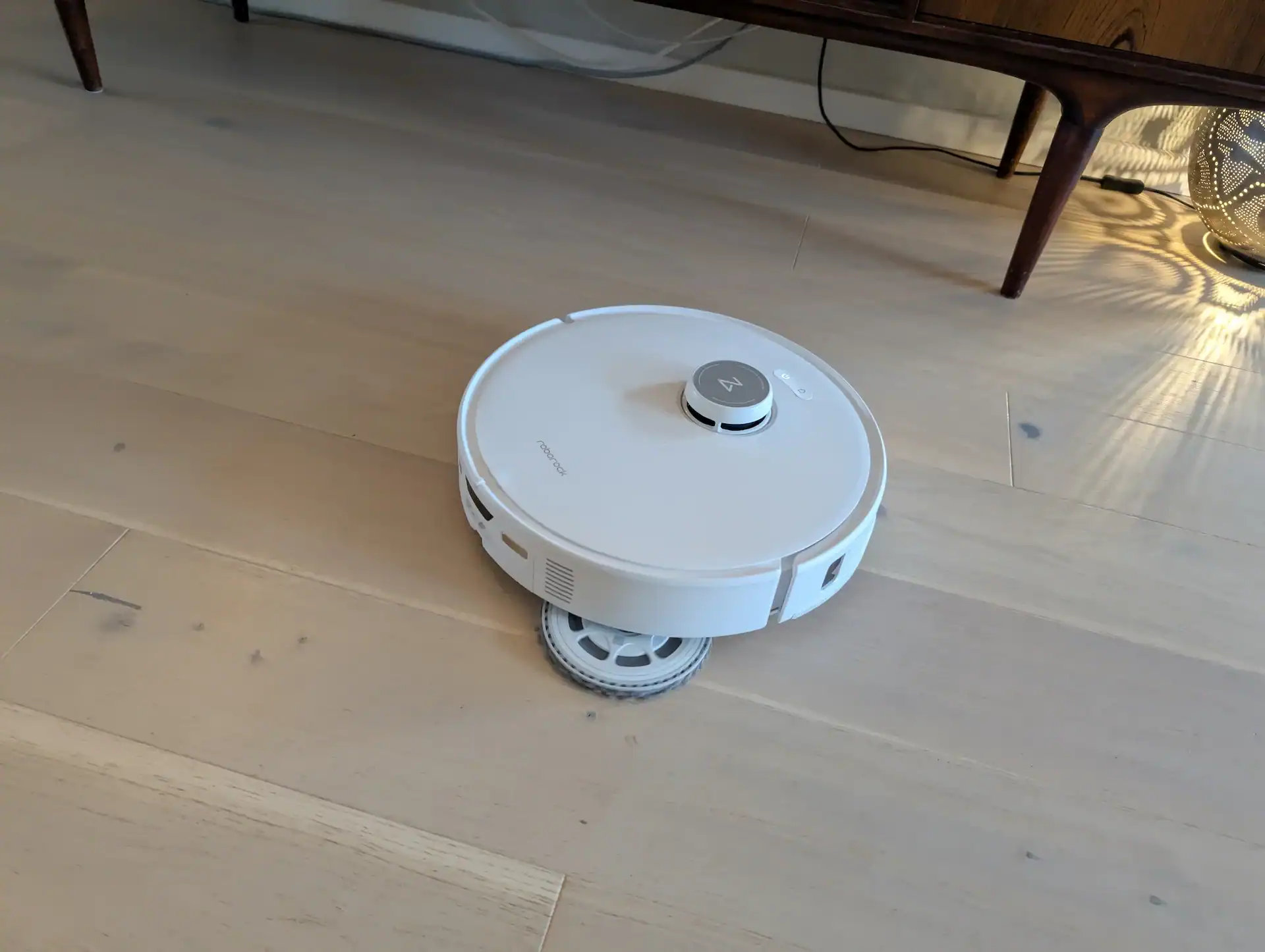utfälld mopp på robotdammsugare